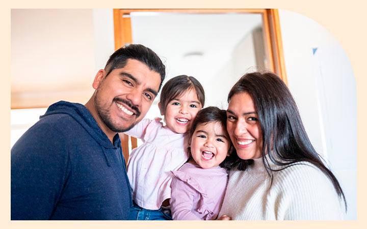 Familia feliz posando para la cámara