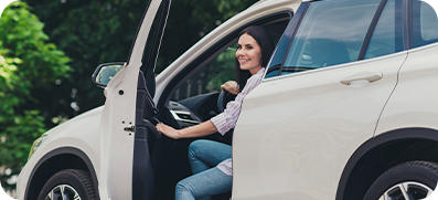 Mujer bajando de su auto: Descubre qué cubre el SOAP​