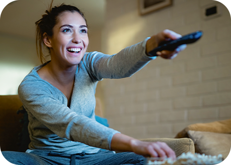 Mujer con control remoto: Beneficio por comprar seguro obligatorio online​