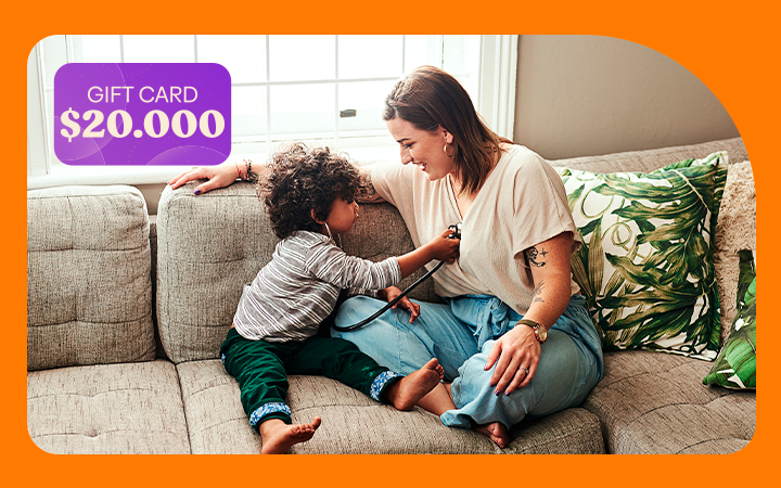 Mamá con hijo en un sillón