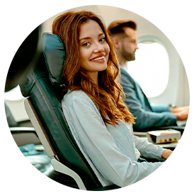 Mujer sentada dentro de un avión