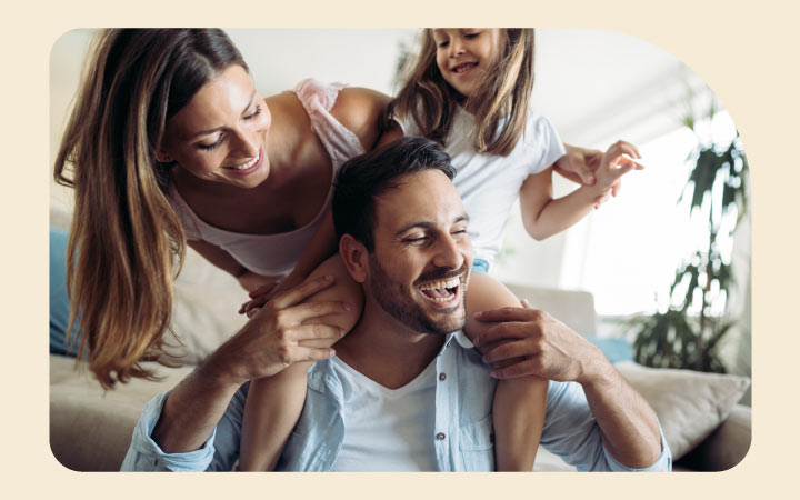 Familia feliz sonriendo