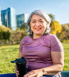 Mujer adulta mayor en un parque