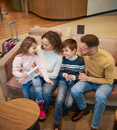 Familia planificando sus vacaciones con Seguros BancoEstado