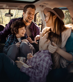 Familia en su auto