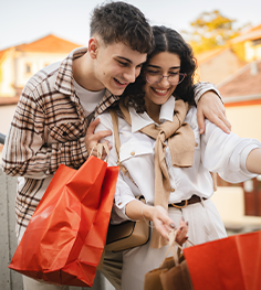 Pareja con bolsas de compras