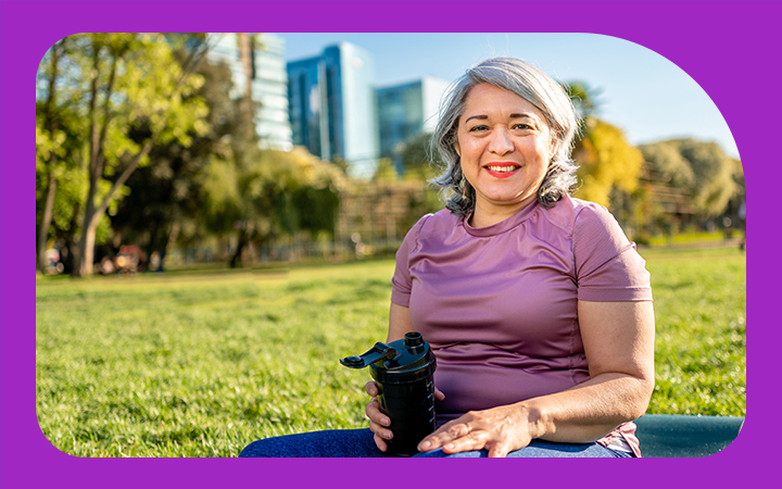 Mujer adulta mayor en un parque