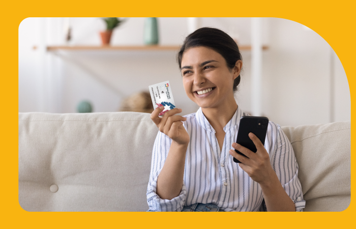 Mujer con tarjeta CuentaRUT en su mano