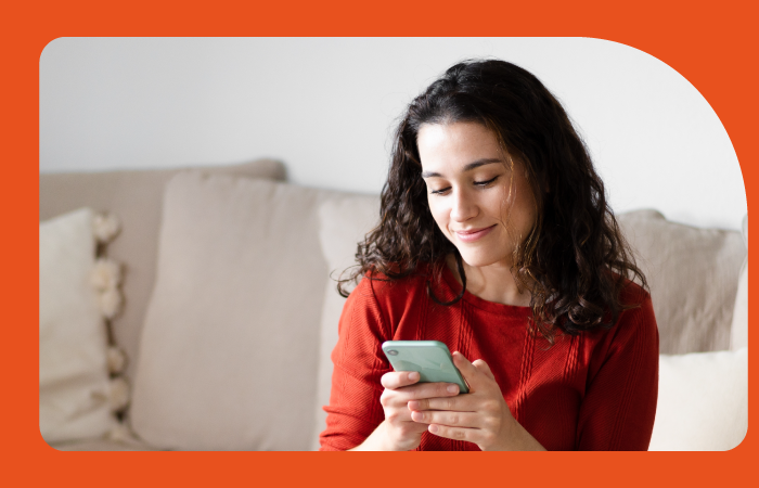 Mujer revisando su celular