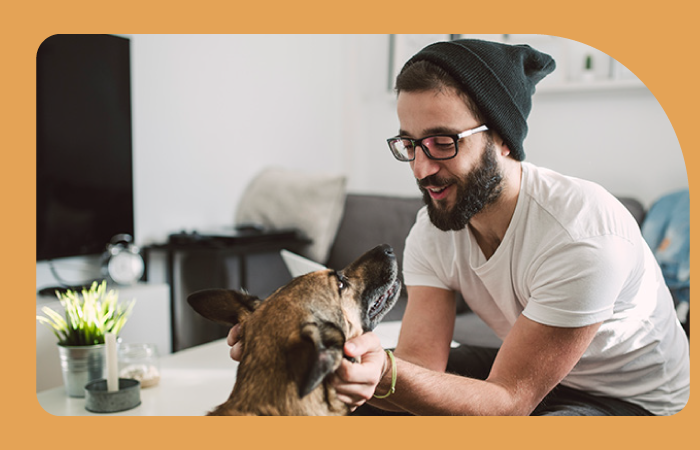 Hombre acariciando a su perro Hombre acariciando a su perro