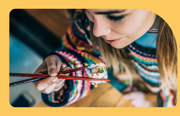 Mujer comiendo sushi Mujer comiendo sushi