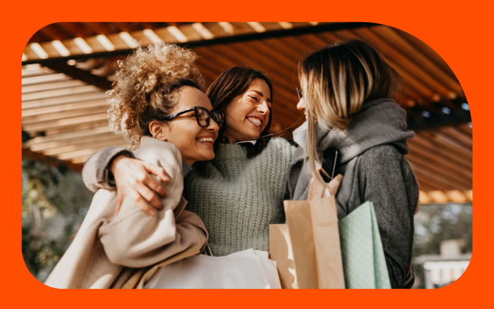 Mujeres con bolsas de tiendas Mujeres con bolsas de tiendas