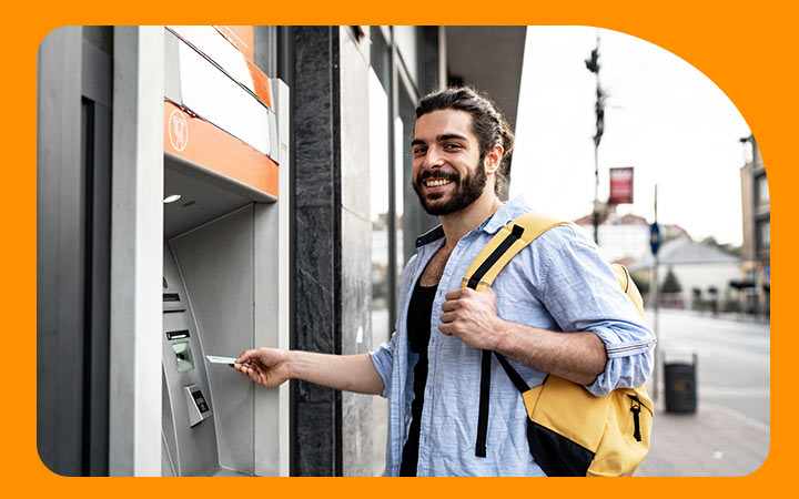 Hombre en cajero automático BancoEstado Hombre en cajero automático BancoEstado