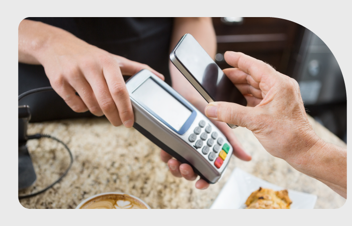 Mano pagando con celular en un POS