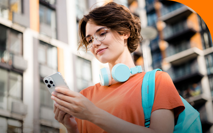 Mujer mirando su celular