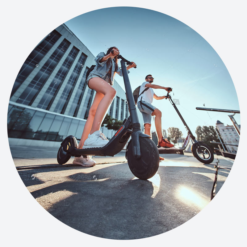 personas en scooter eléctrico