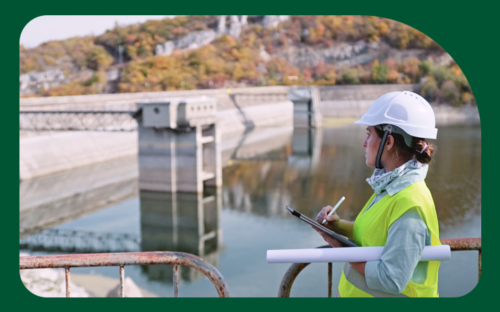 Ingeniera de mantenimiento trabajando en una central hidroeléctrica