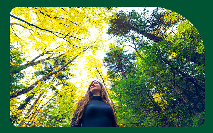 Mujer en un bosque