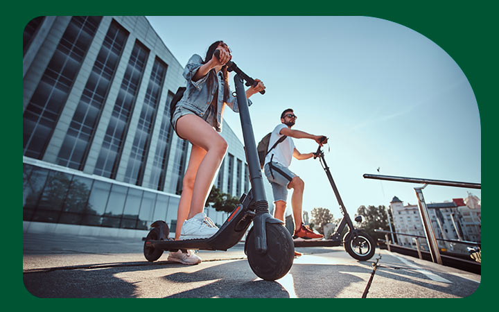 Hombre y mujer manejando un scooter