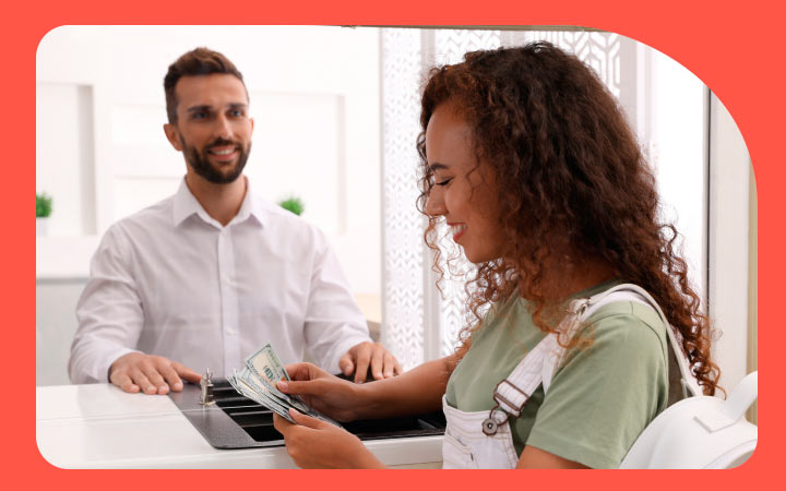 Hombre pagando con dinero en efectivo