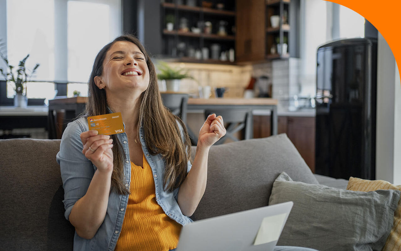 Mujer en su computador comprando con Tarjeta de Crédito BancoEstado