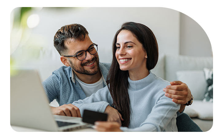 Hombre y mujer mirando un computador
