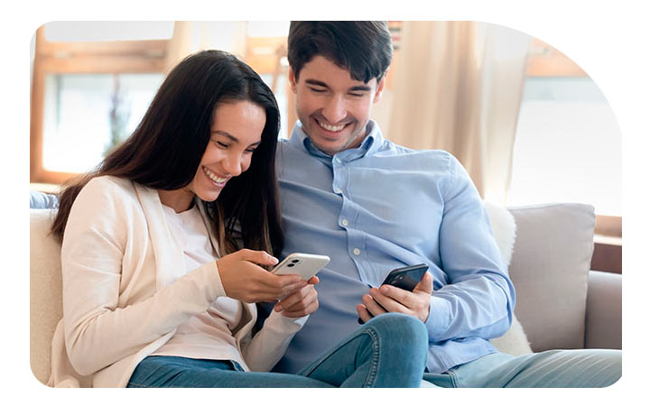 Pareja de jóvenes usando celular para solicitar una tarjeta smart BancoEstado