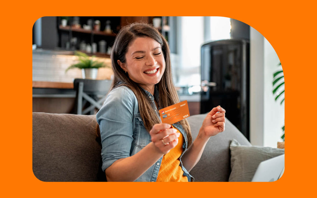 Mujer en su computador comprando con Tarjeta de Crédito BancoEstado