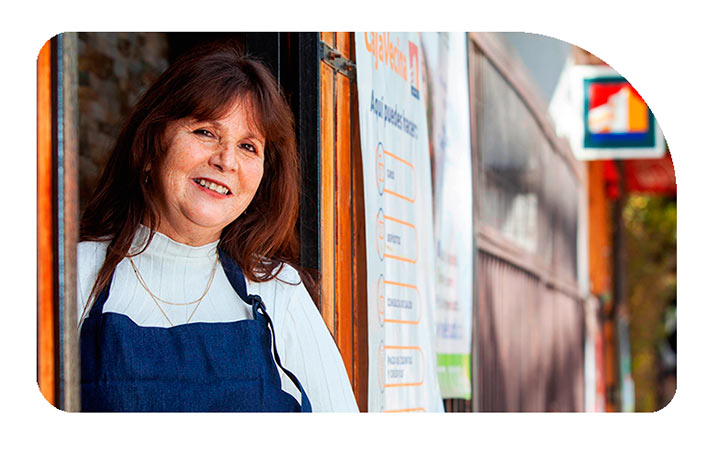 Mujer operadora de CajaVecina posando