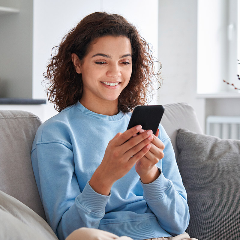 Mujer mirando su celular