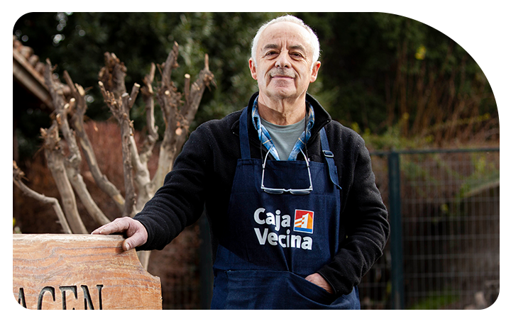 Hombre Adulto operador de CajaVecina posando en su local rural