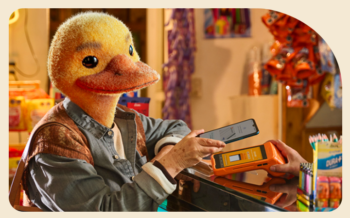 Pato BancoEstado pagando en una Cajavecina