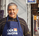 Hombre Adulto operador de CajaVecina posando afuera de su local
