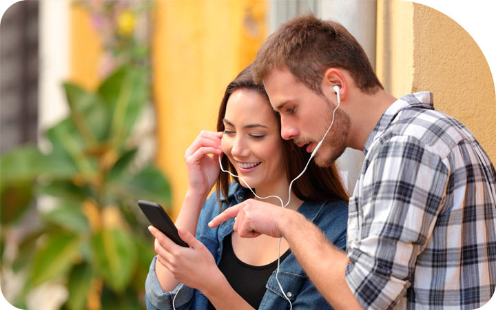 Pareja escuchando música en celular