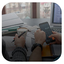 Manos con calculadora Manos con calculadora