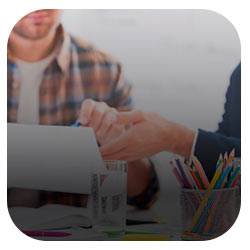 manos en escritorio manos en escritorio