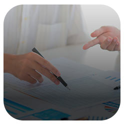 mano con lápiz mano con lápiz