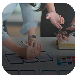 manos en escritorio manos en escritorio