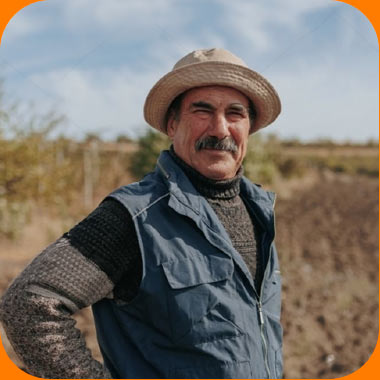 Hombre mayor posando Hombre mayor posando