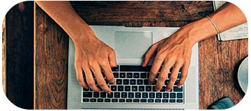 Manos escribiendo en computador