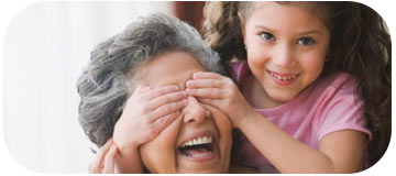 Abuela y nieta sonriendo