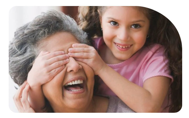 Abuela y nieta sonriendo Abuela y nieta sonriendo