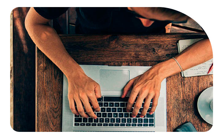 Manos en el teclado de un computador Manos en el teclado de un computador