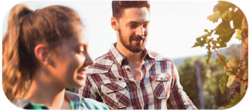 Hombre y mujer sonriendo