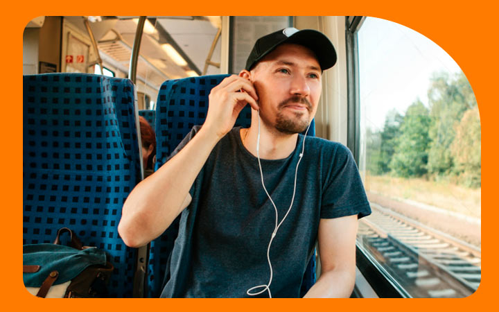 Hombre hablando por teléfono celular Hombre hablando por teléfono celular