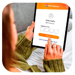 Mujer con tablet en mano Mujer con tablet en mano