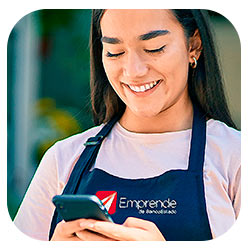 Mujer mirando celular Mujer mirando celular