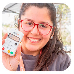 Mujer con celular en mano Mujer con celular en mano