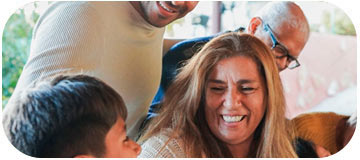 Familia mirando un computador