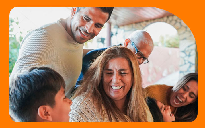 familia riendo familia riendo